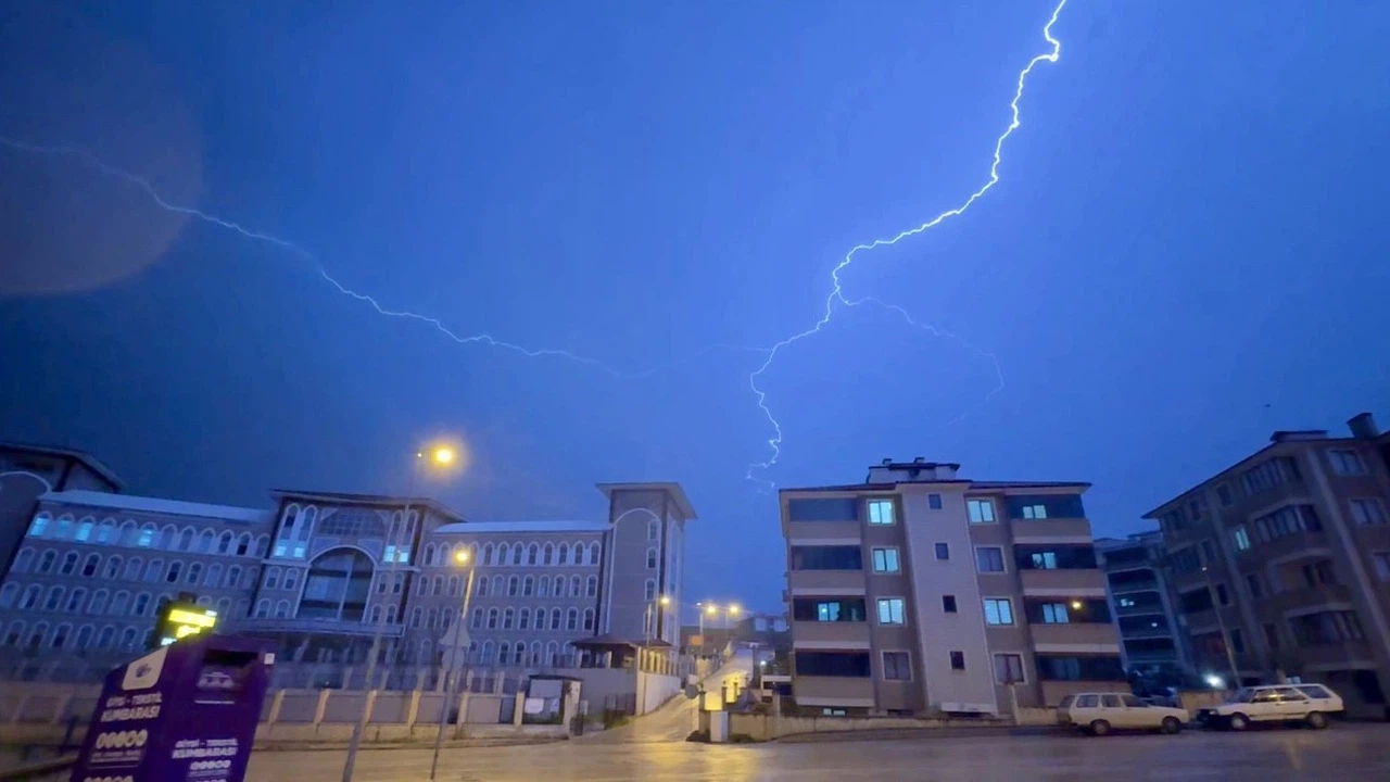 Karabük’te sağanak etkili oldu, şimşekler gökyüzünü aydınlattı