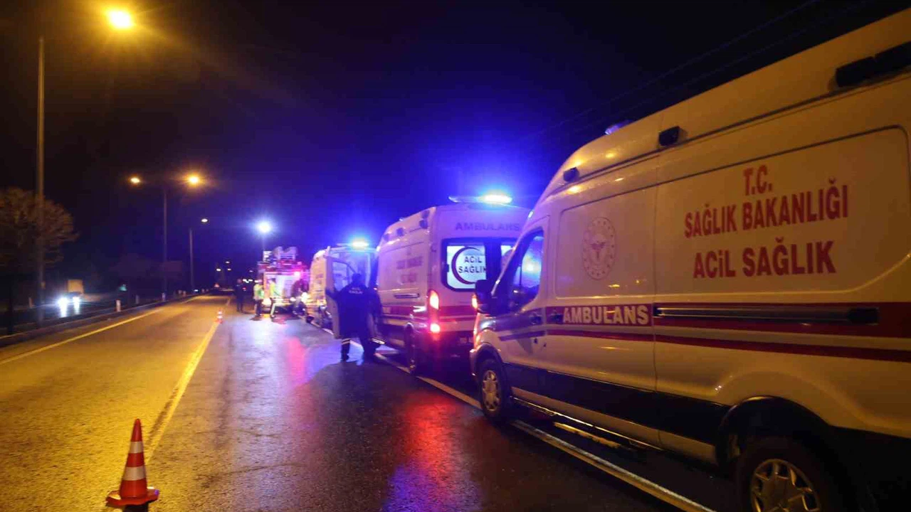 Kazada yaralanan kardeşi ile aynı ambulansa binmek isteyen yaralı ekiplere zor anlar yaşattı