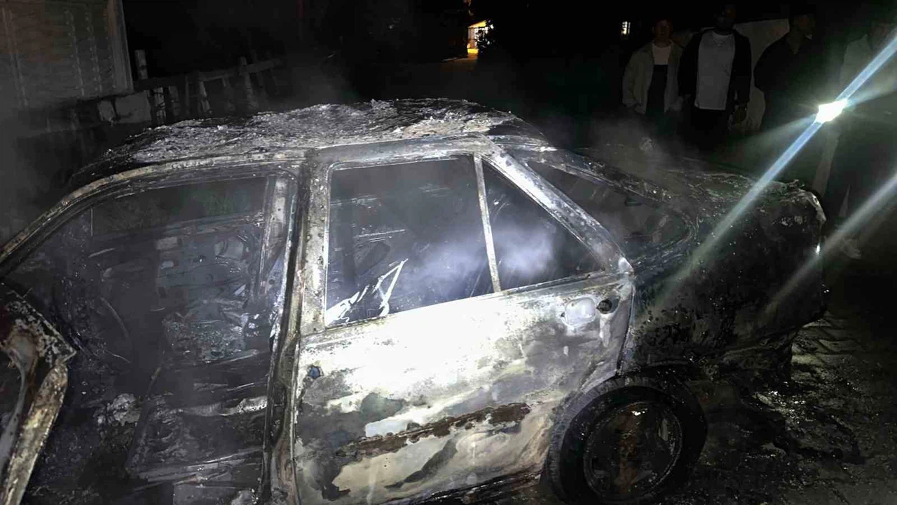 Keşan’da korku dolu anlar: Park halindeki otomobil alevlere teslim oldu!