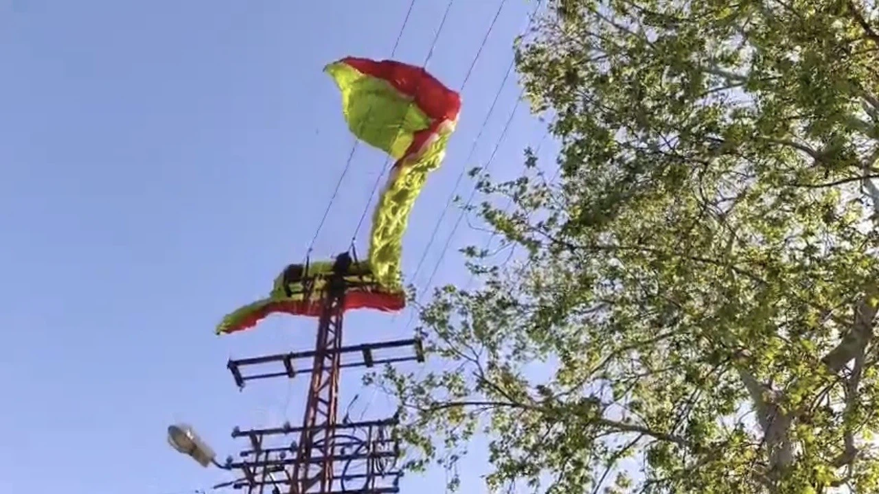 Osmaniye’de yamaç paraşütü pilotu iniş sırasında elektrik tellerine takıldı