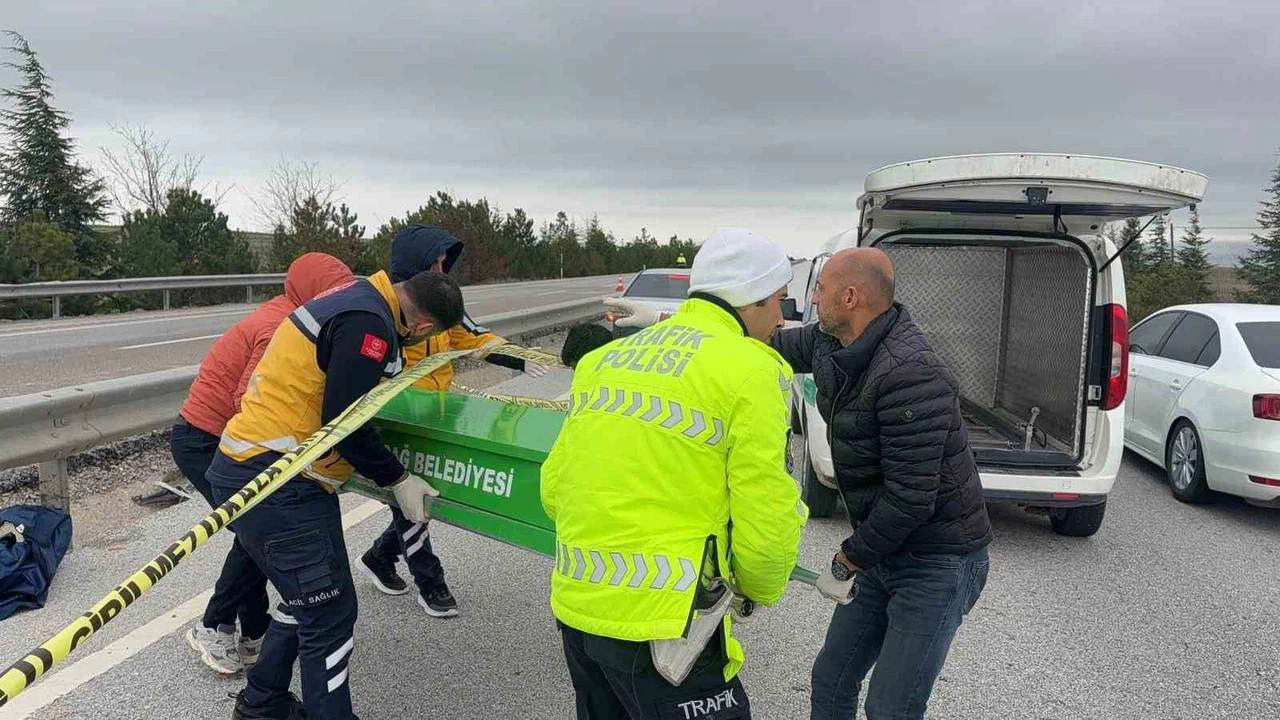 Topdere Kavşağı'nda kaza: Araçtan fırlayan yolcu kurtarılamadı