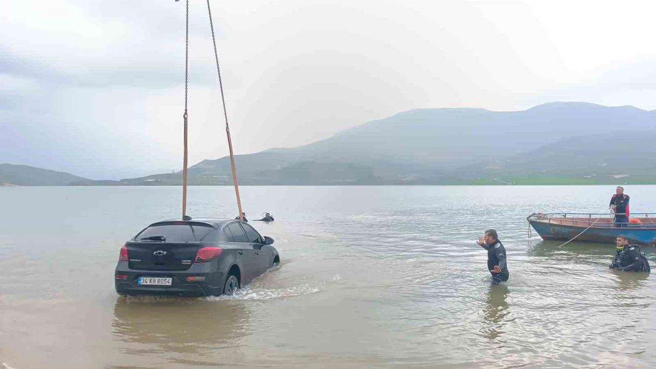 Siirt’te otomobil baraj gölüne düştü