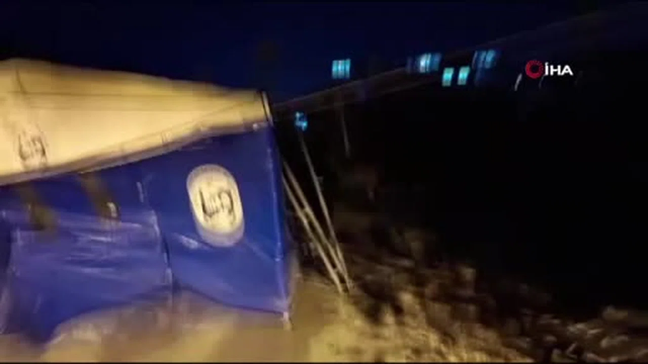 Şimşekler geceyi aydınlatırken, fırtına zor anlar yaşattı