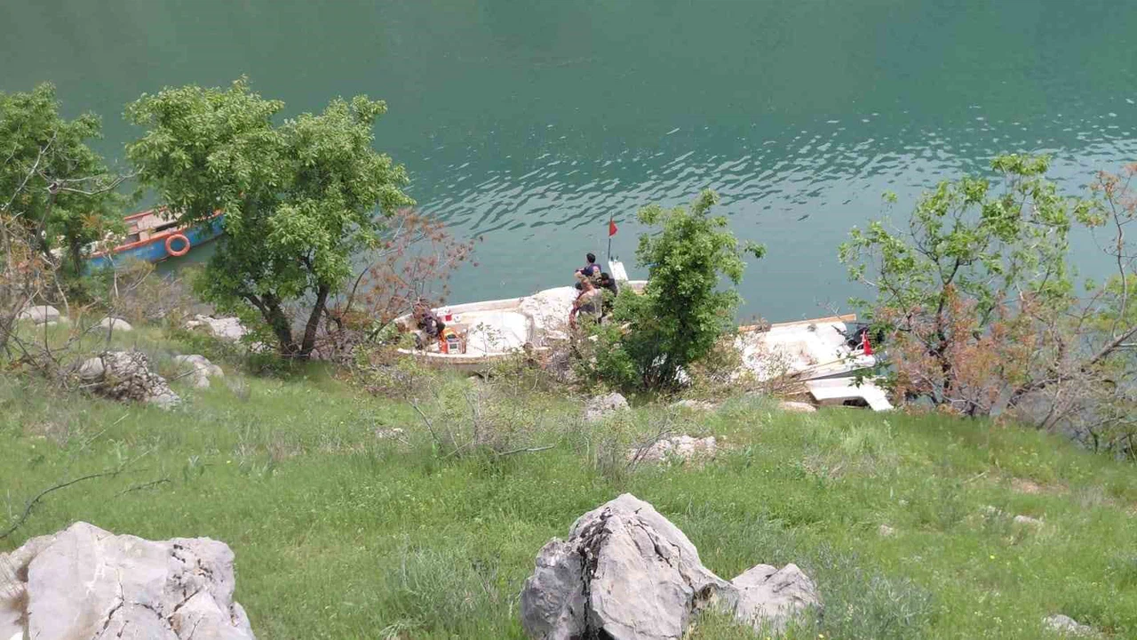 Unuttuğu eşyası için geri dönmüştü... Fırat Nehri'nde saniyeler içinde kayboldu