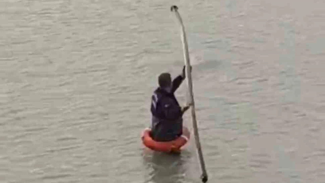 Yapay gölette mahsur kalan tilkiyi itfaiye kurtardı