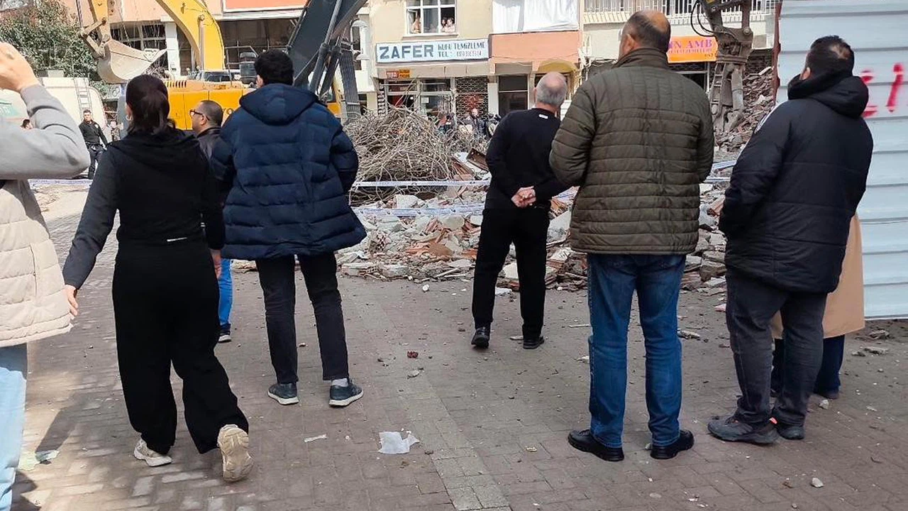 Zeytinburnu’nda bina yıkımı sırasında kopan parça çocuğun kafasına düştü: 1 ölü