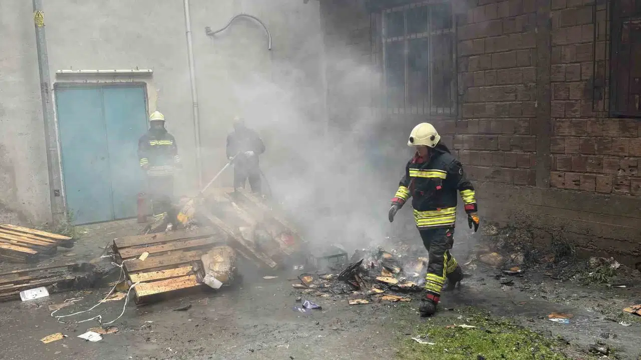 Ünye'de market deposunda korkutan yangın: İtfaiye alevleri binalara sıçramadan durdurdu