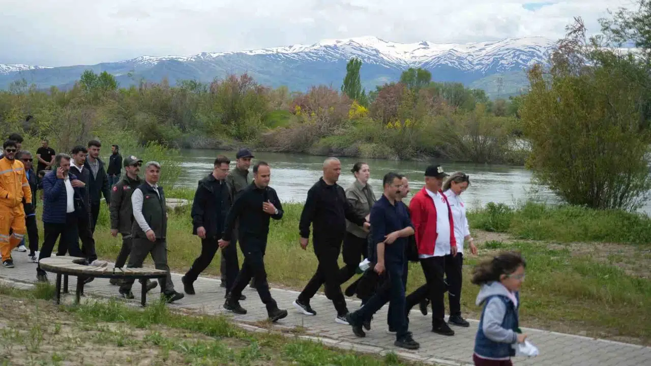 Muş’ta 19 Mayıs coşkusu: Gençler hem doğayı korudu hem de sporla buluştu
