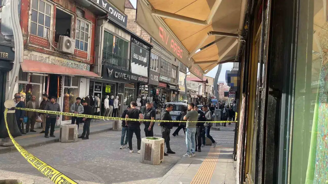 Van'da dehşet anları: Yürürken kurşunların hedefi oldu