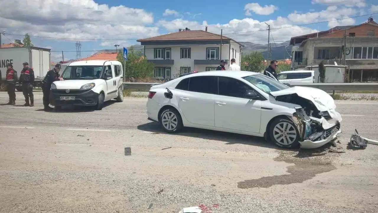 Malatya yolunda korkutan kaza: İki araç birbirine girdi, ortalık savaş alanına döndü