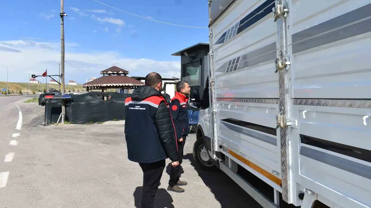 Kurbanlıklar yola çıktı: Bayburt’ta ekipler araçları tek tek durdurup denetliyor