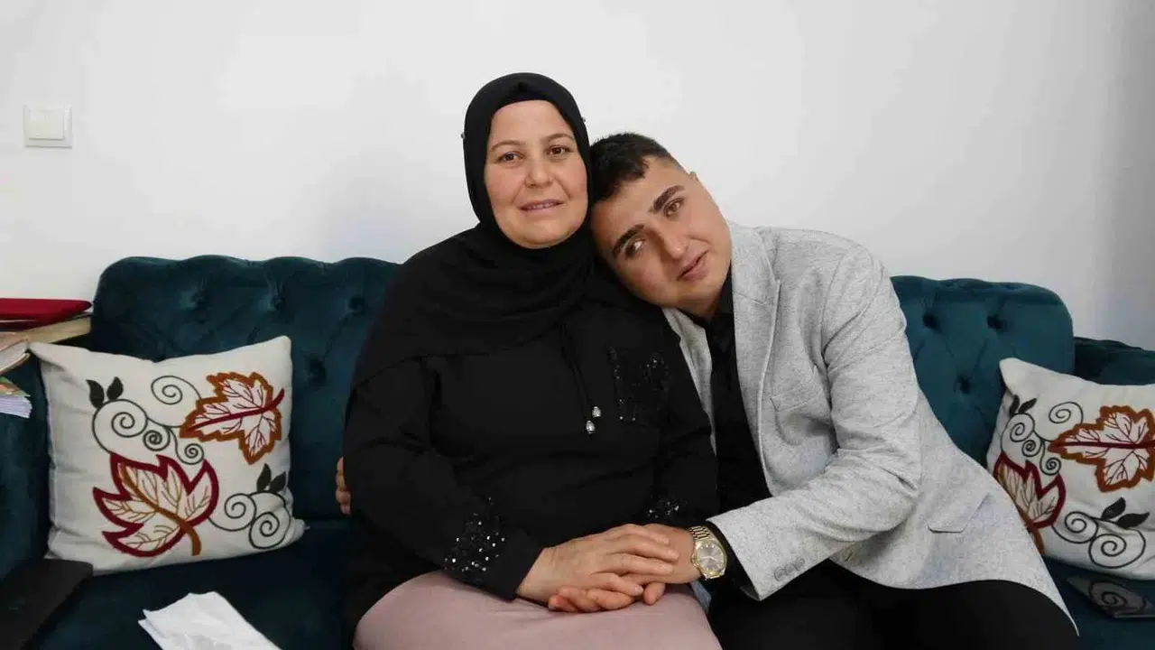 Oğlunun gözleri oldu: İlkokul mezunu anne, Braille alfabesini öğrenip akademik başarının mimarı oldu