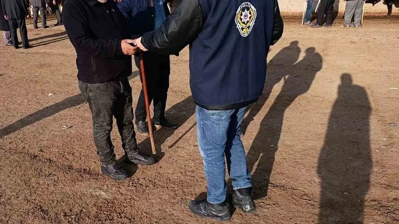 Ağrı'da kurban pazarına polis eli değdi: Bayram alışverişinde dolandırıcılara geçit yok