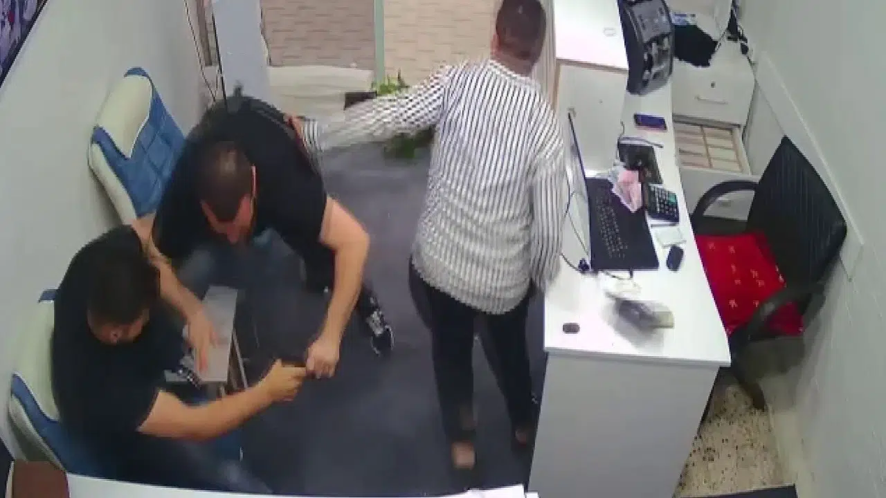 Ölümle burun buruna geldi: Döviz bürosu sahibi ve müşterisi saldırganı böyle etkisiz hale getirdi