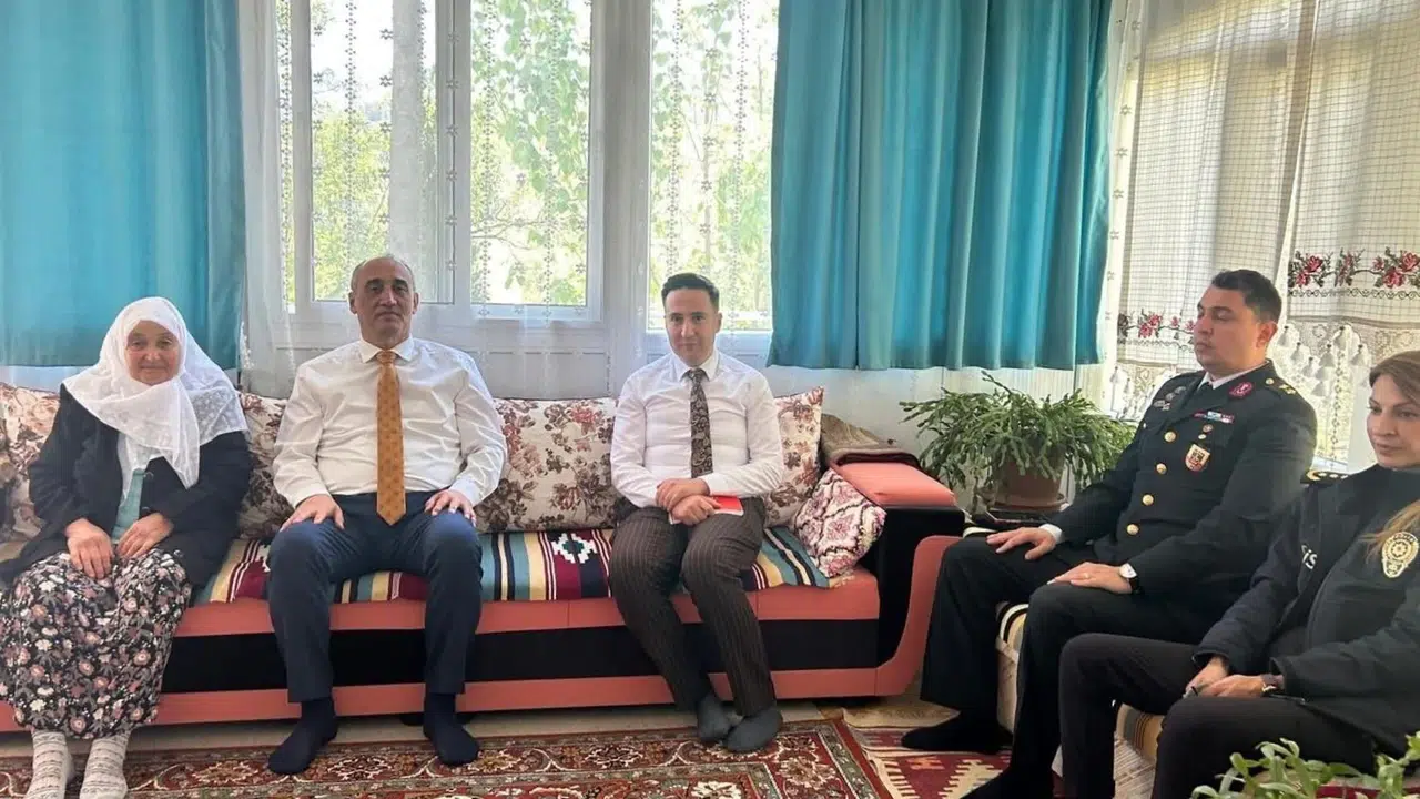 Yatağan’da vefalı ziyaret: Şehit annesinin kapısını çaldı, gönüllere dokundu