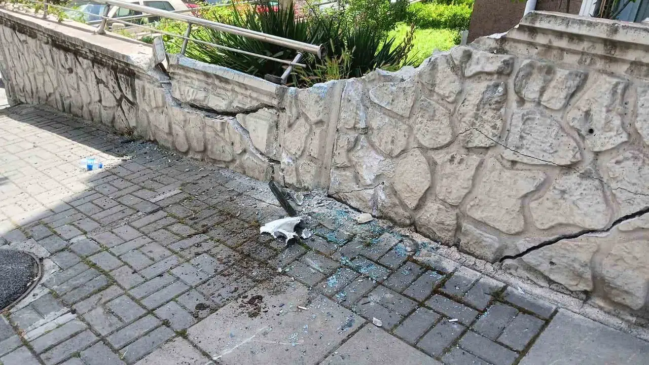Ankara’da korku dolu anlar: Kontrolden çıkan halk otobüsü bahçe duvarına daldı