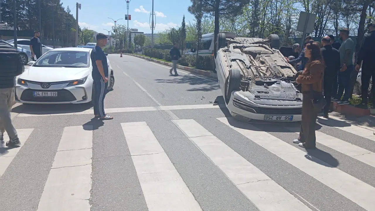 Siirt'te korkunç kaza: Otomobil takla attı, sürücüler araçta mahsur kaldı