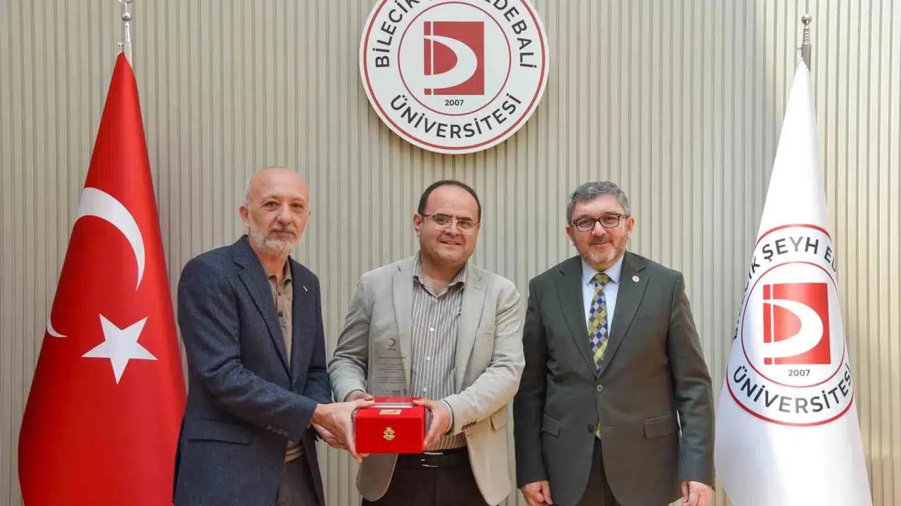 Bilecik Şeyh Edebali Üniversitesi'ne Kızılay'dan anlamlı ödül: Kan bağışında zirveye taşıdılar