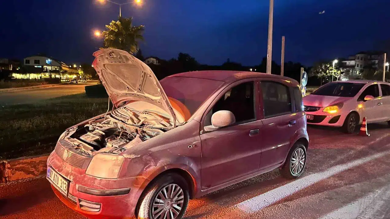 Manavgat’ta korku dolu anlar: Alev topuna dönen otomobili vatandaşlar söndürdü