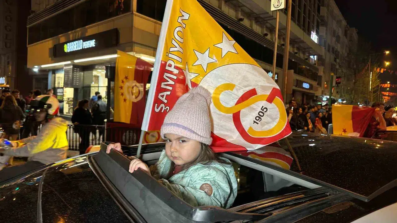 Uşak’ta sarı-kırmızı gece: Şampiyonluk kutlamaları meydanlara taştı