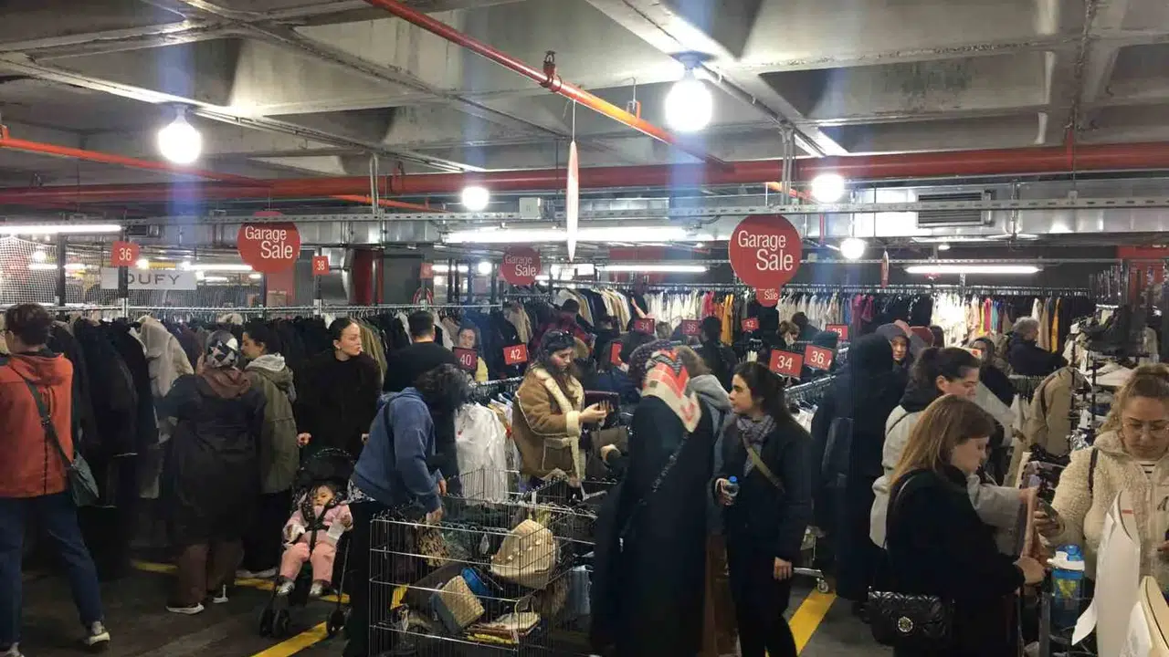 Bahçelievler’de indirim izdihamı: Kapılar açıldı, vatandaşlar mağazalara akın etti