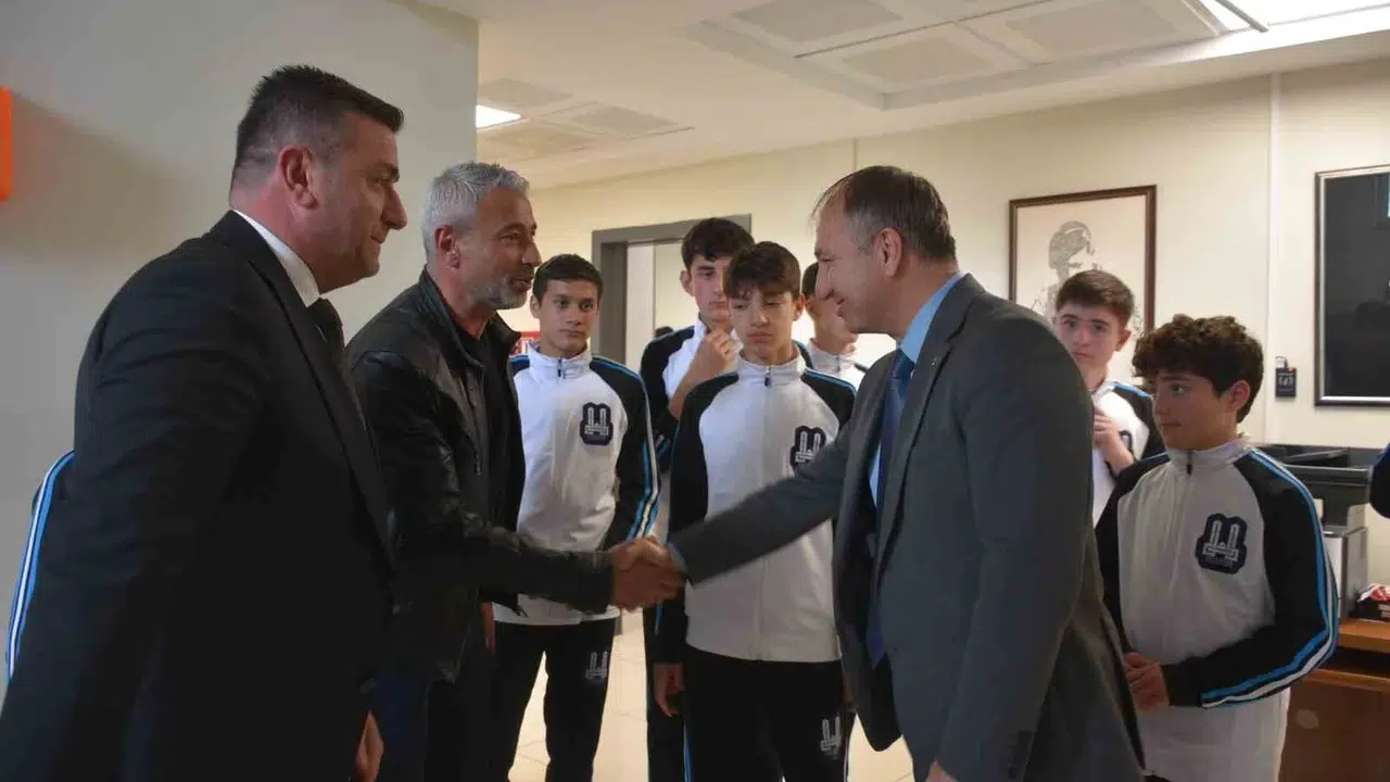Erzurum’un gururu Sivas yolcusu: Futsalın yıldızları İl Müdürü Çakmur’u ziyaret etti