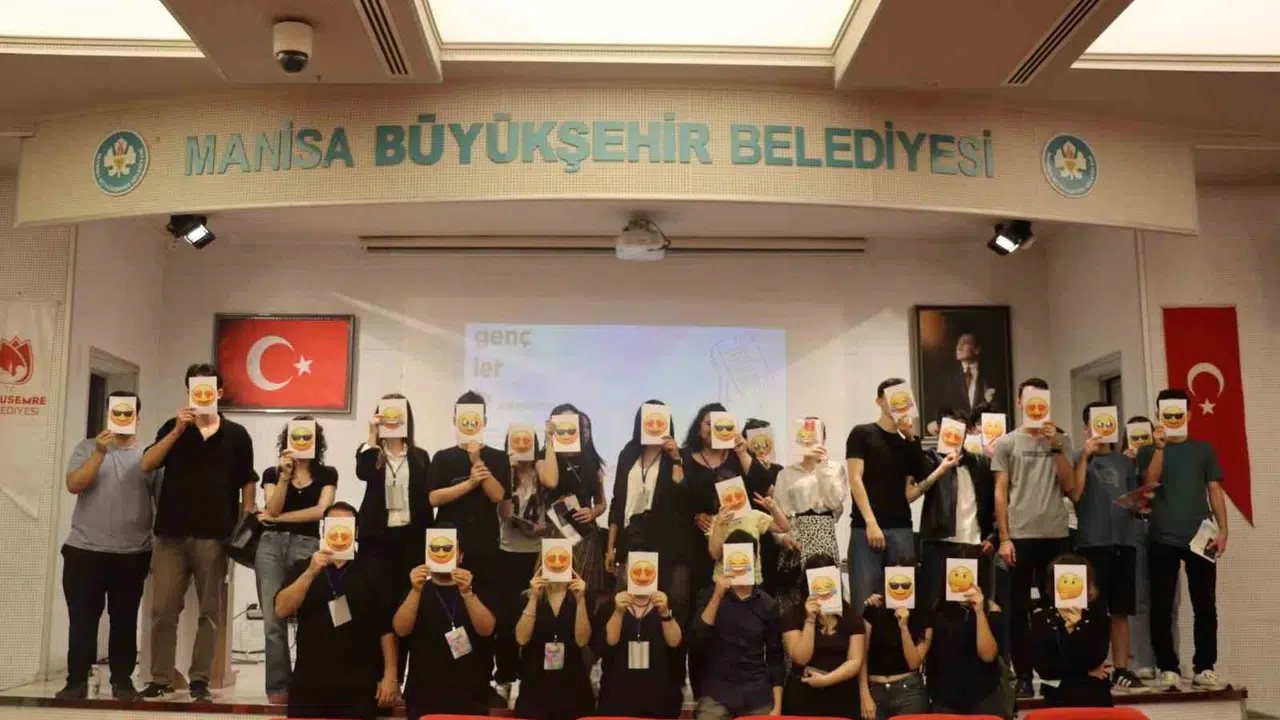 Gençler dertlerini anlattı uzmanlar çözüm sundu: Yunusemre'de mikrofon artık onlarda