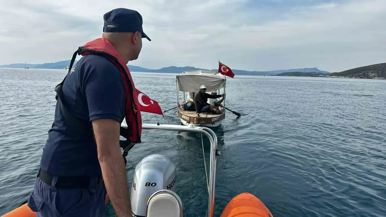 Kuşadası açıklarında kabus dolu anlar: Motoru bozulan teknedeki 3 kişi için seferberlik