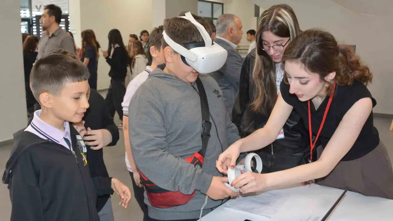 Geleceğin mimarları Eskişehir’de buluştu: Ortaokullu öğrenciler çözüm önerileriyle sahne aldı