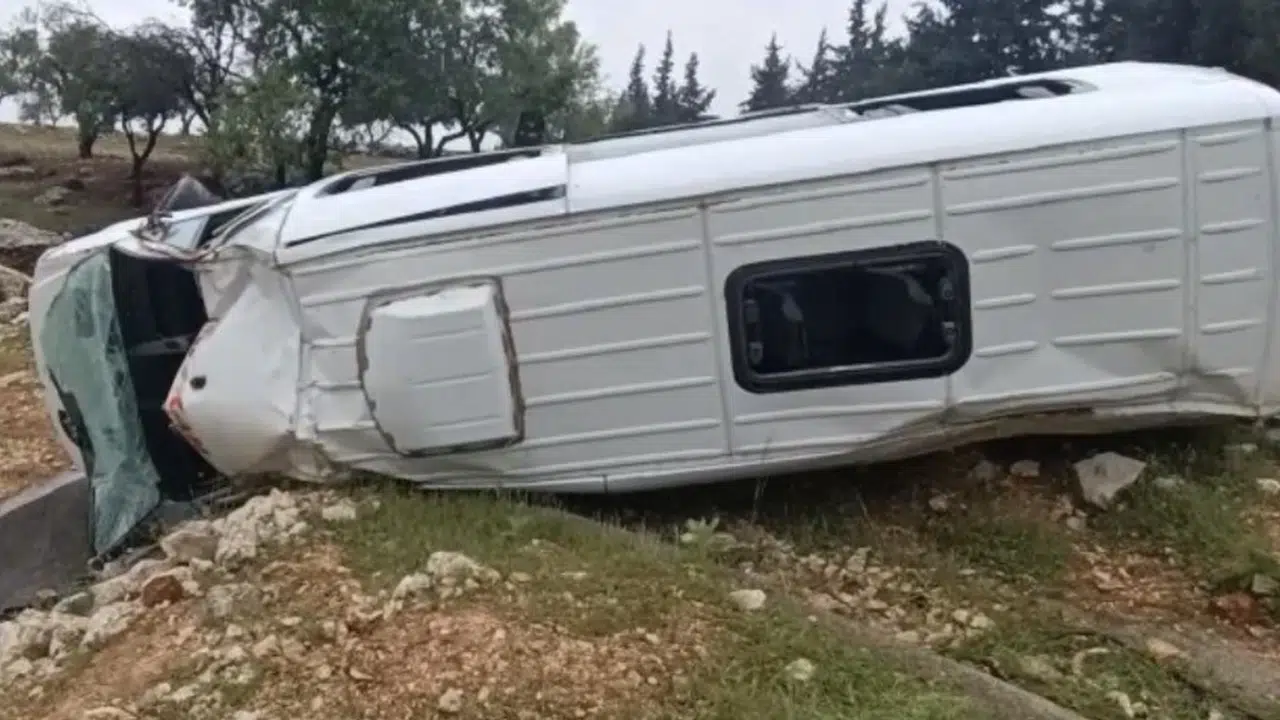 Gaziantep’te sabah saatlerinde yürekleri ağza getiren kaza: İşçi servisi bariyerleri parçalayıp şarampole yuvarlandı