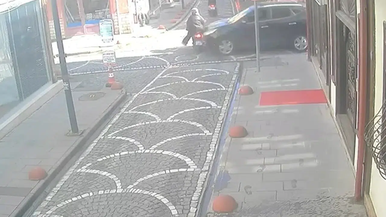 Tokat’ta korkutan kaza: Dörtlü kavşakta motosiklet otomobille çarpıştı