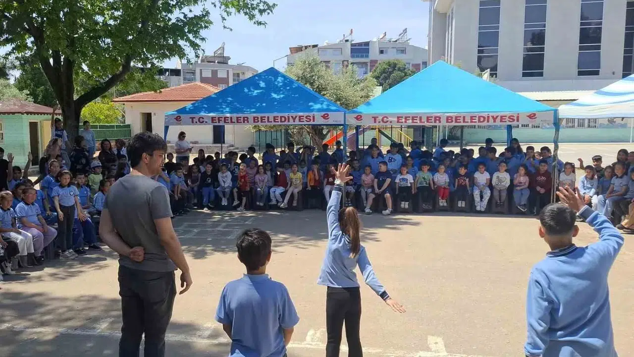 Efeler’de tiyatro rüzgarı: Minikler hem izledi hem oynadı