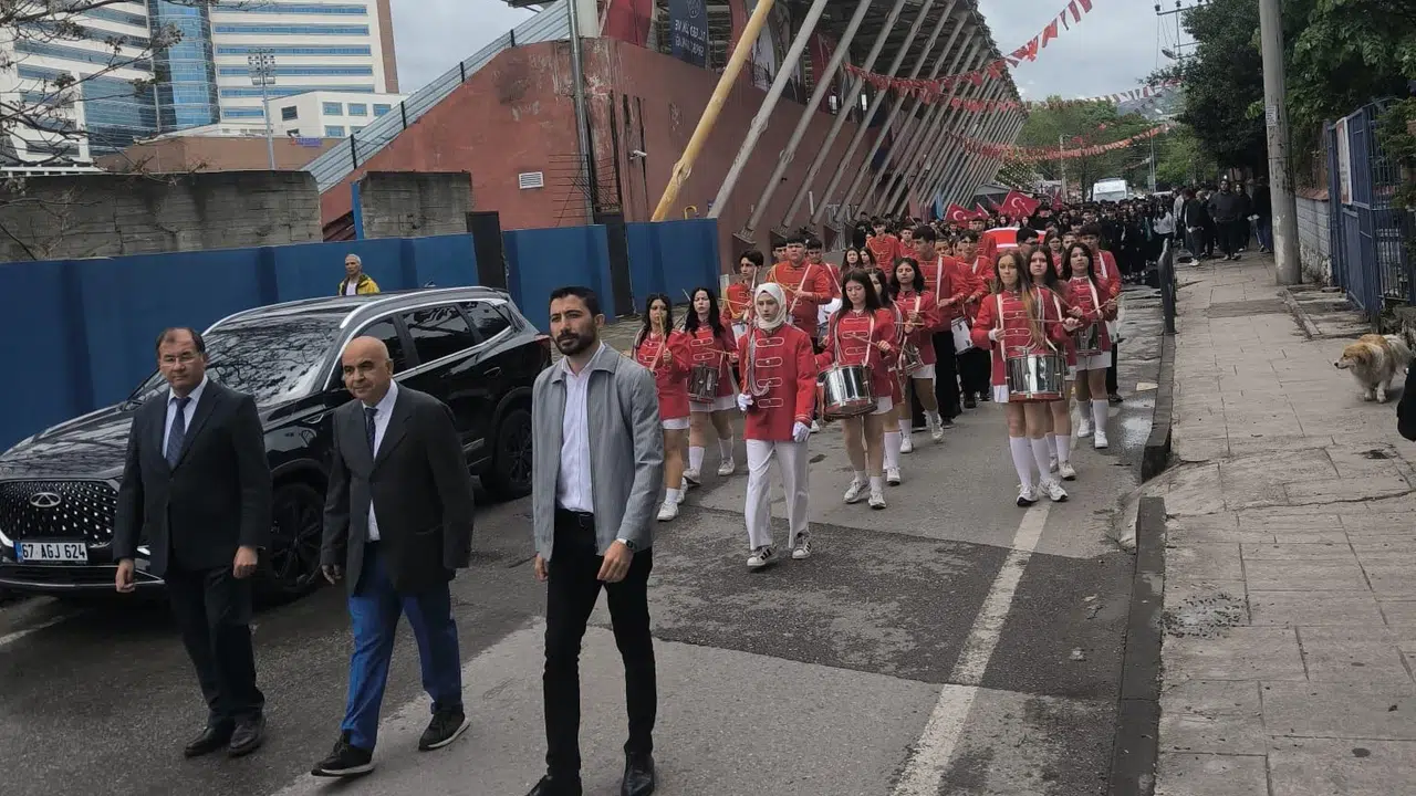 Zonguldak sokaklarında 19 Mayıs coşkusu: Fener Anadolu Lisesi’nden dev kortej