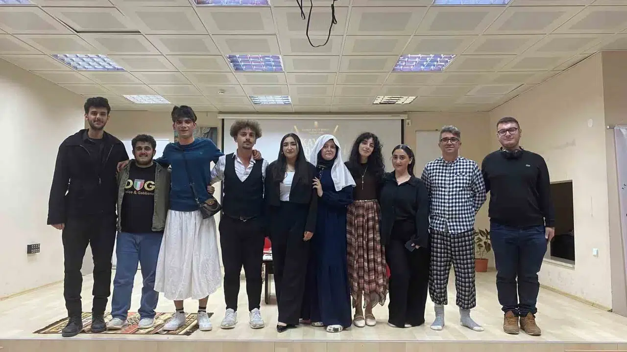 Sahne tozunu yuttular, sezonu alkışlarla kapattılar: Bayburt’ta tiyatro şöleni