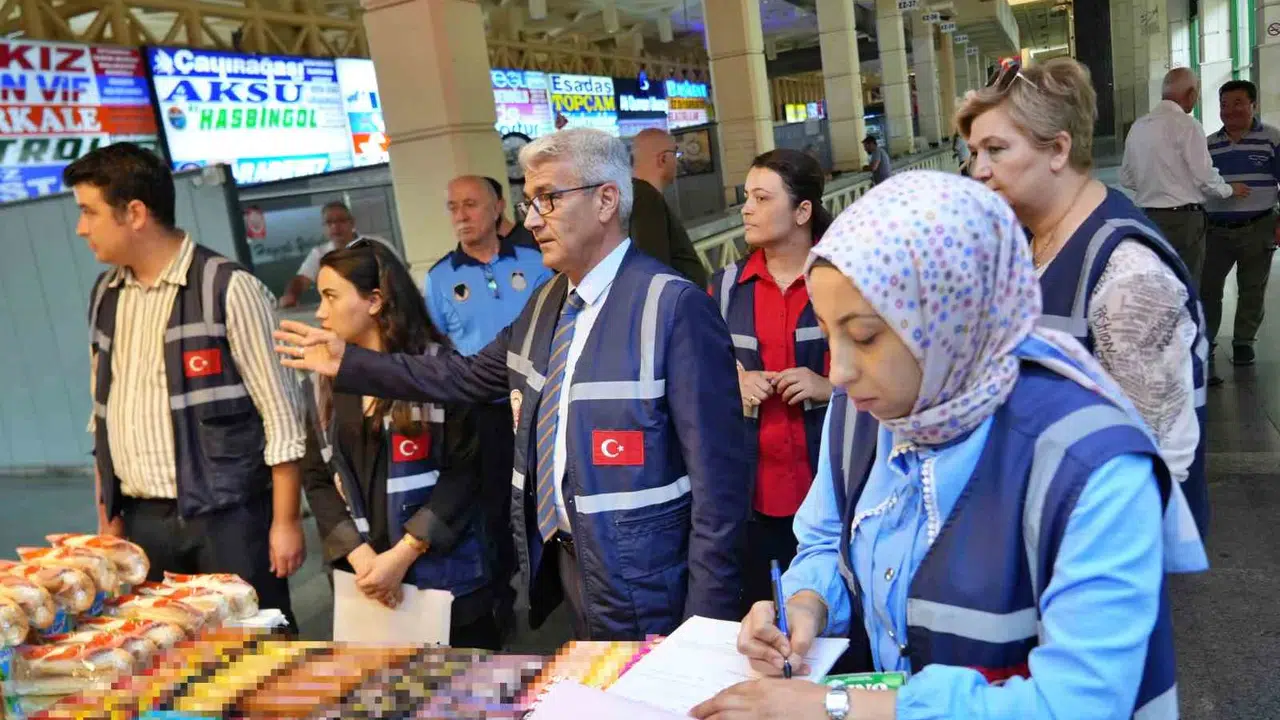 Antalya otogarında bayram mesaisi: Bilet fiyatlarına yakın takip