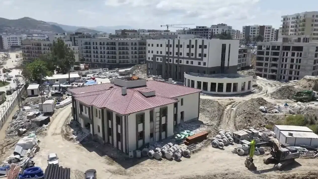 Defne’de güvenlik ağı güçleniyor: Yeni jandarma binasında sona doğru