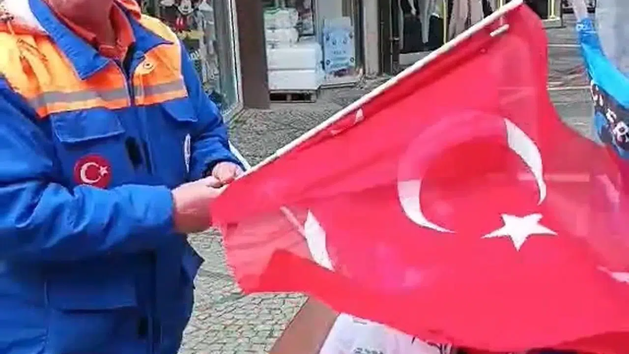 Edirne'de vicdanları sızlatan görüntü: Çöp yığınları arasında kalan şanlı bayrağımıza belediye işçisi sahip çıktı