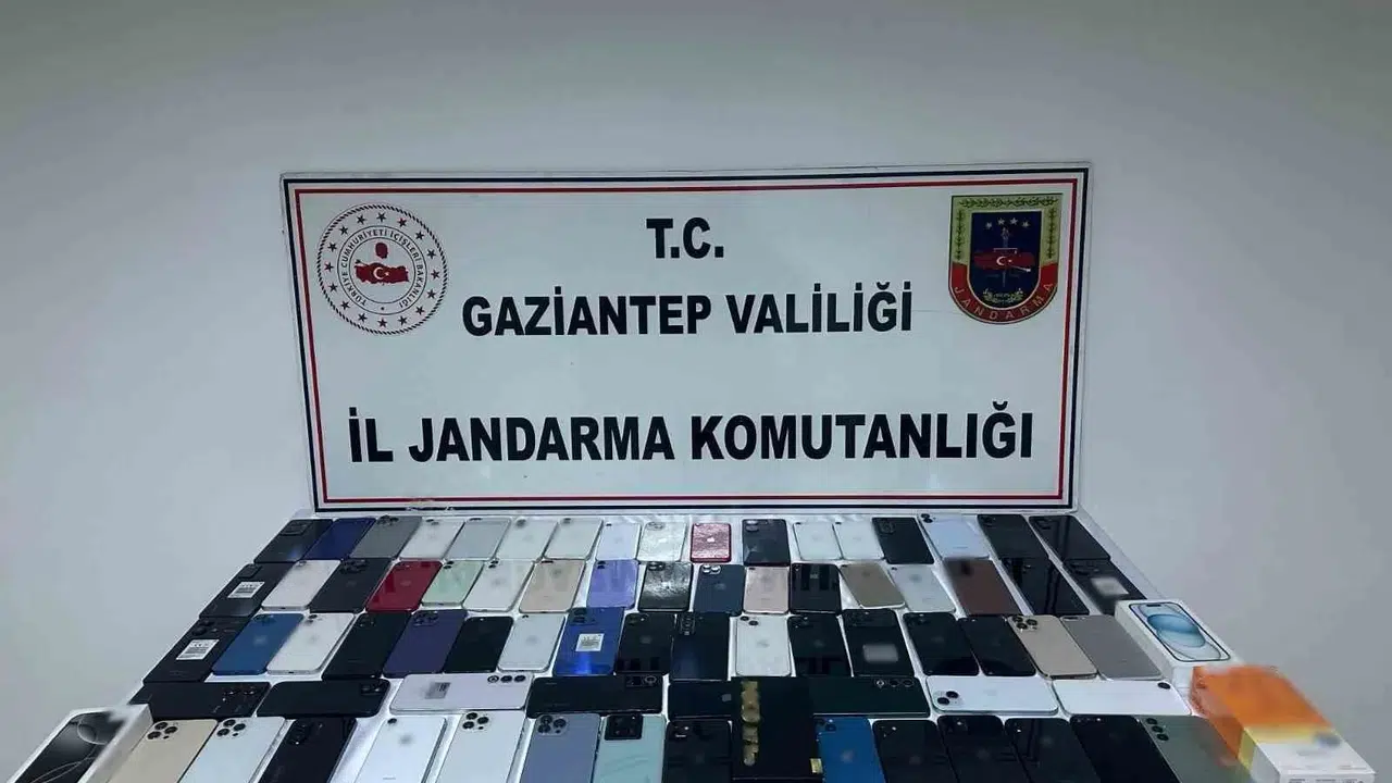 Gaziantep'te kaçakçılara geçit yok: İş yerinden servet değerinde telefon çıktı