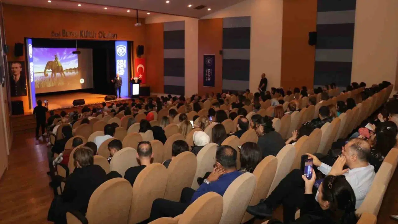 Roller değişti: Kürsüde gençler, dinleyici koltuğunda ebeveynler var