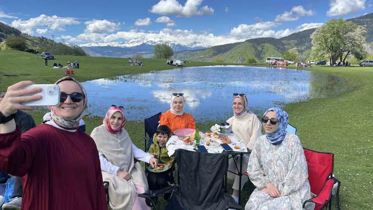 Sadece 60 gün ömrü var: Doğaseverler bu eşsiz manzarayı kaçırmamak için Artvin’e akın etti