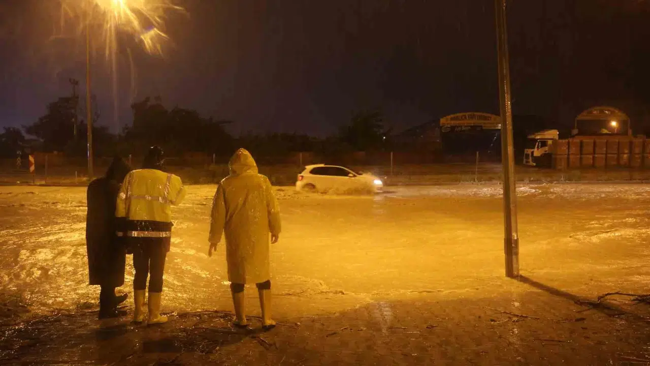 Hatay’da gökyüzü boşaldı: Yollar nehre döndü, mahsur kalanlar için seferberlik ilan edildi