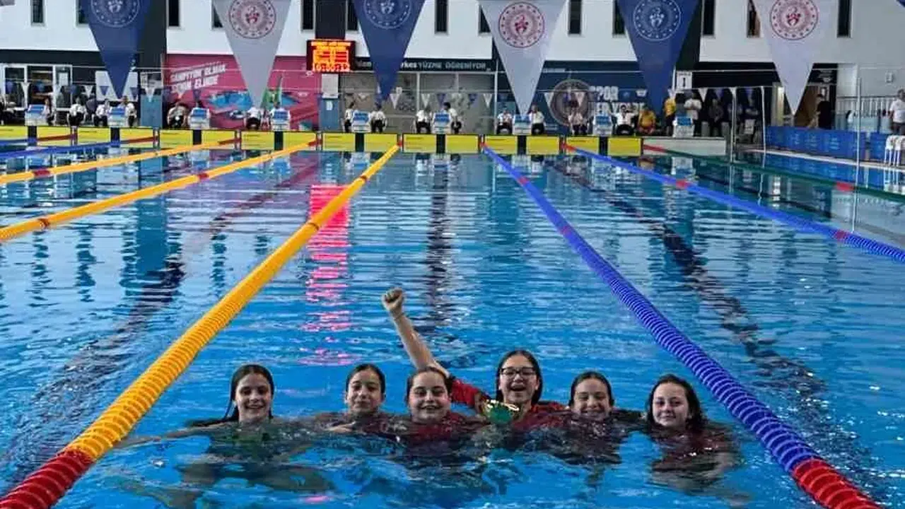 Havuzun altın kızları Bursa’ya zaferle döndü: Türkiye’nin zirvesine yerleştiler
