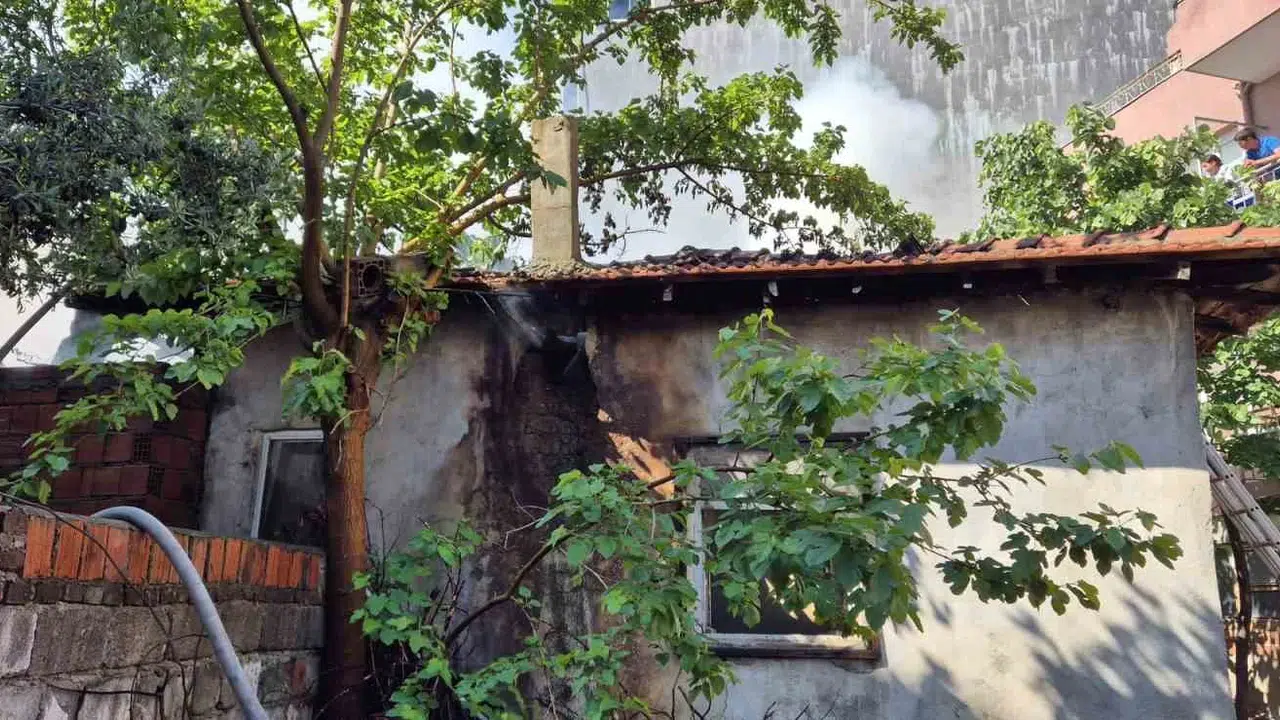 Susurluk’ta alevler geceyi aydınlattı: İki ev küle döndü