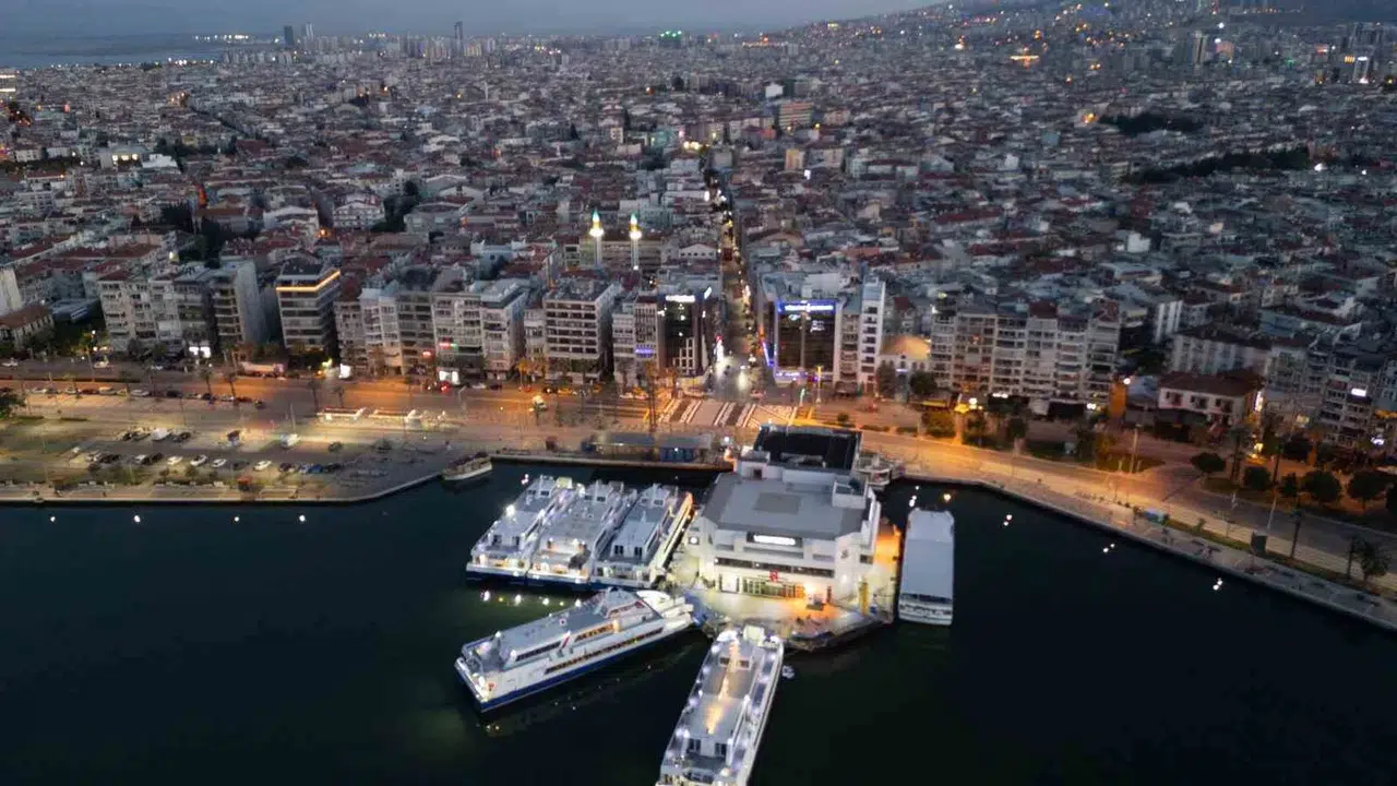 Karşıyaka’nın kalbinde estetik dokunuş: Yaya geçitleri artık sanat eseri gibi