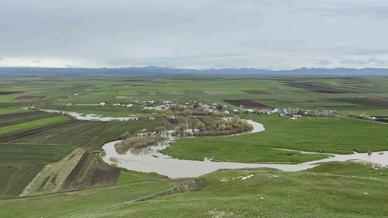 Kars’ta 30 yıllık kabus: Karahan Çayı taştı, tarım arazileri göle döndü