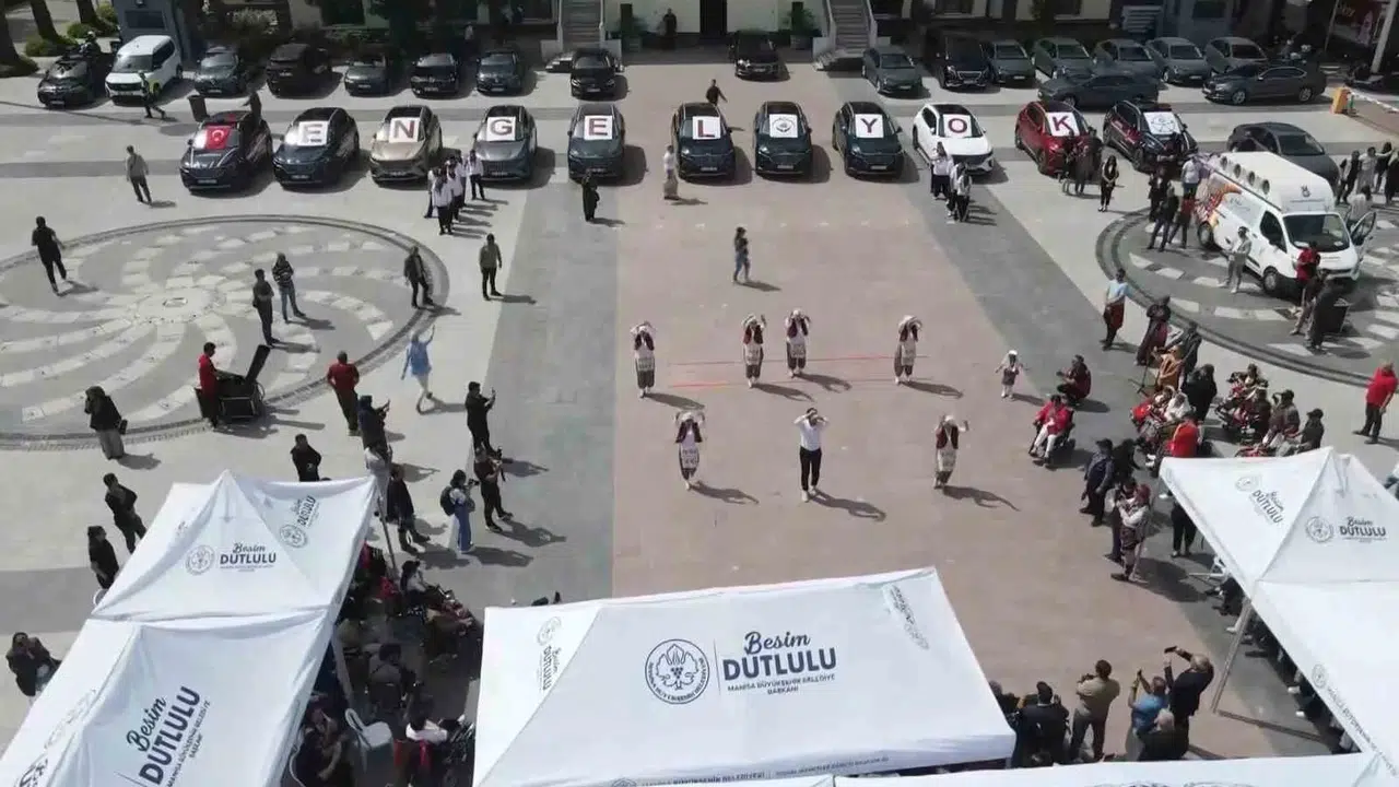 Manisa’da yerli gurur Togg ile dev farkındalık: 11 araçla dünyaya mesaj verdiler