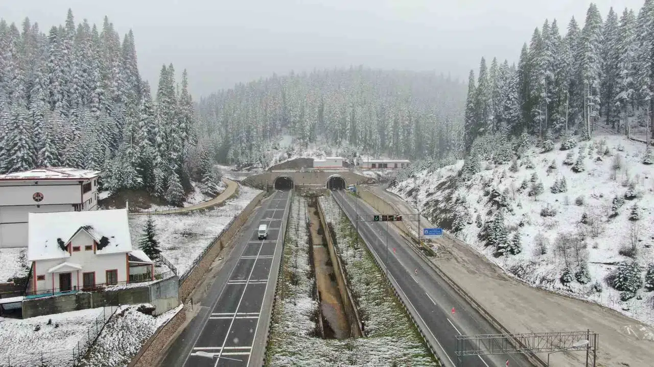 Baharın müjdecisi beklenirken kış geri döndü: Ilgaz Dağı mayıs ayında beyaza büründü