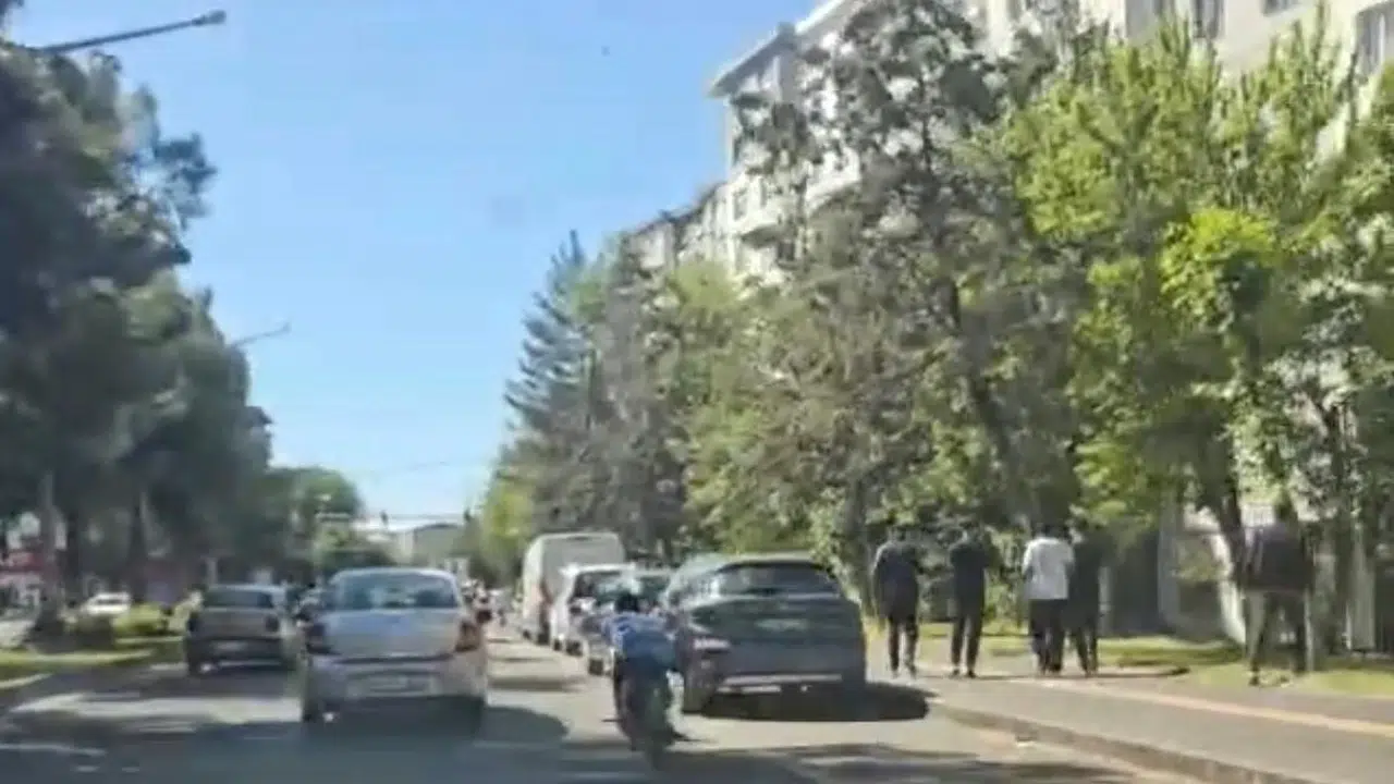 Trafikte akılalmaz görüntüler: Motosikletin üzerine uzandı, trafiği birbirine kattı