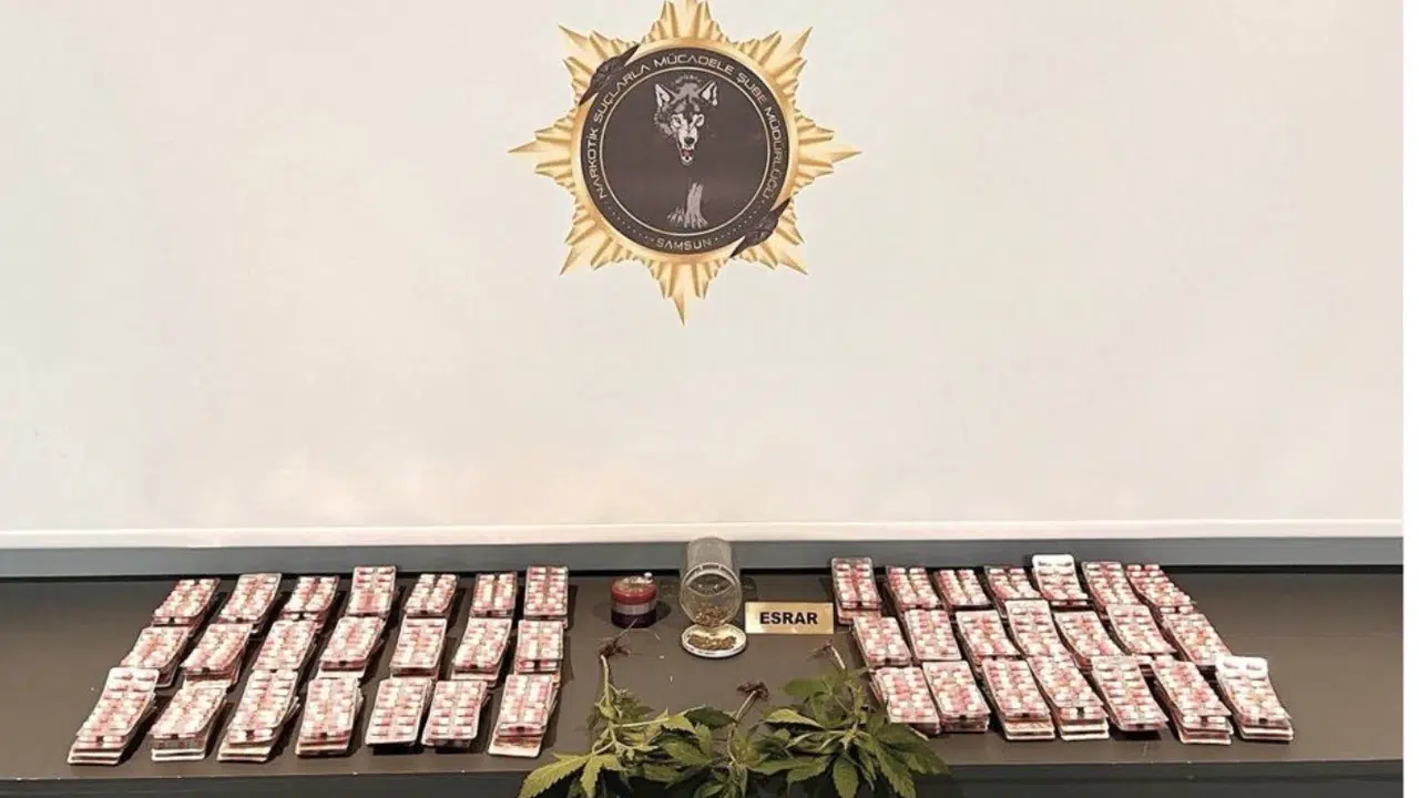 Samsun’da narkotik darbesi: Zehir tacirlerinin evinden cephanelik çıktı