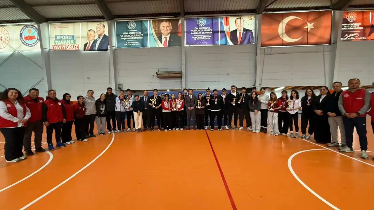 Akçakoca'da Gençlik Rüzgarı: Curling Şampiyonlarına Ödülleri Kaymakam Uzan Verdi